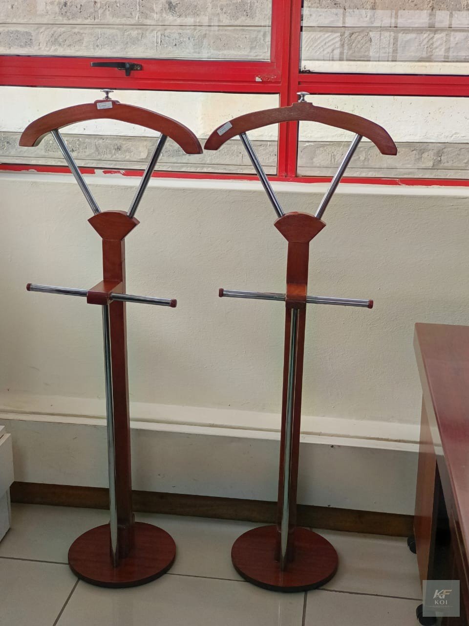 top coat hanger, coat hanger, clothes hanger, garment hanger, standing coat hanger, freestanding coat rack, coat stand, clothes rack, garment rack, office coat hanger, office coat stand, executive coa