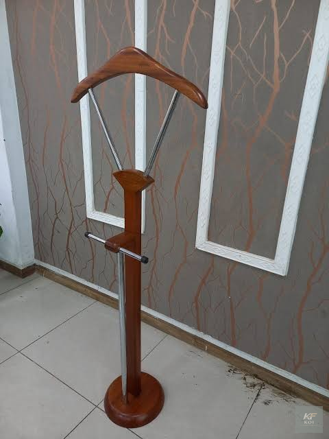 top coat hanger, coat hanger, clothes hanger, garment hanger, standing coat hanger, freestanding coat rack, coat stand, clothes rack, garment rack, office coat hanger, office coat stand, executive coa