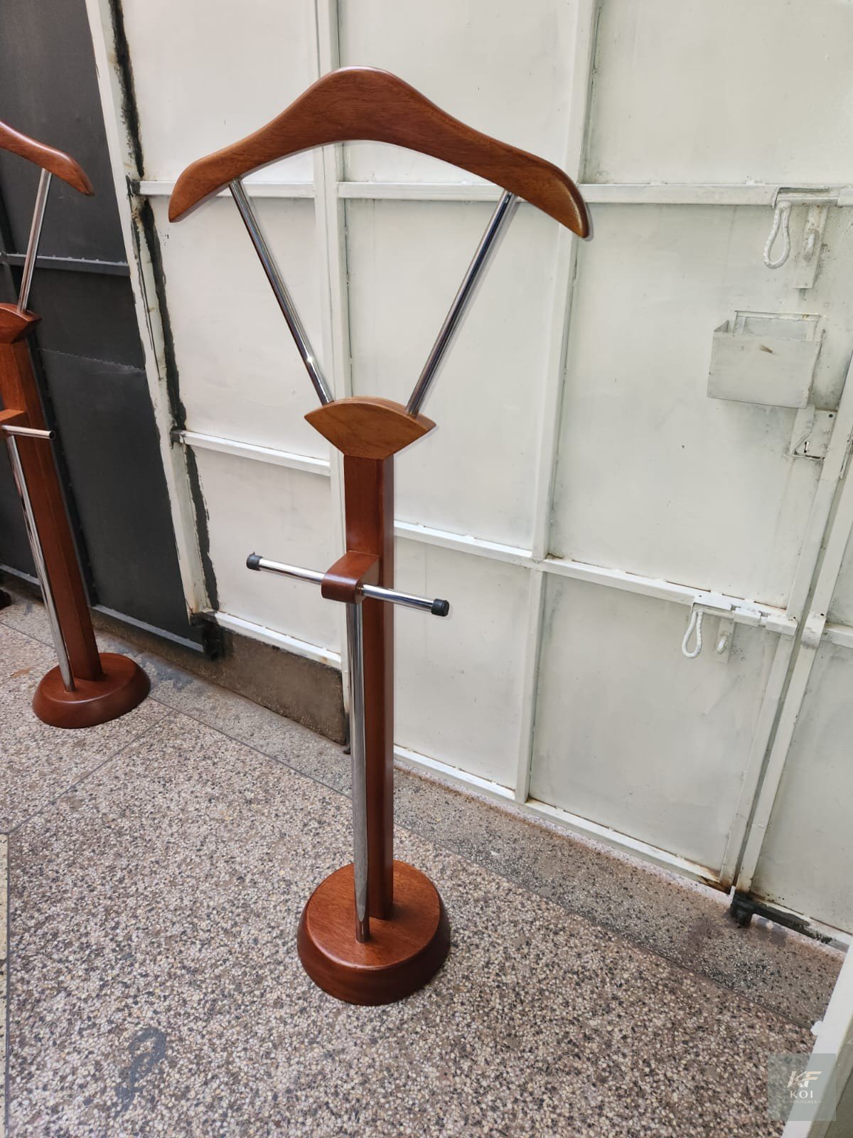 top coat hanger, coat hanger, clothes hanger, garment hanger, standing coat hanger, freestanding coat rack, coat stand, clothes rack, garment rack, office coat hanger, office coat stand, executive coa