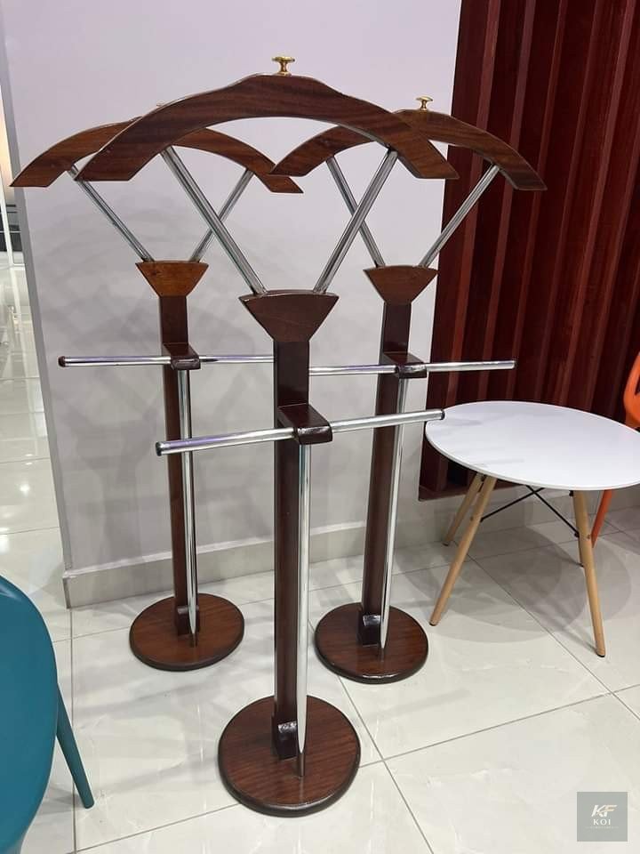 top coat hanger, coat hanger, clothes hanger, garment hanger, standing coat hanger, freestanding coat rack, coat stand, clothes rack, garment rack, office coat hanger, office coat stand, executive coa