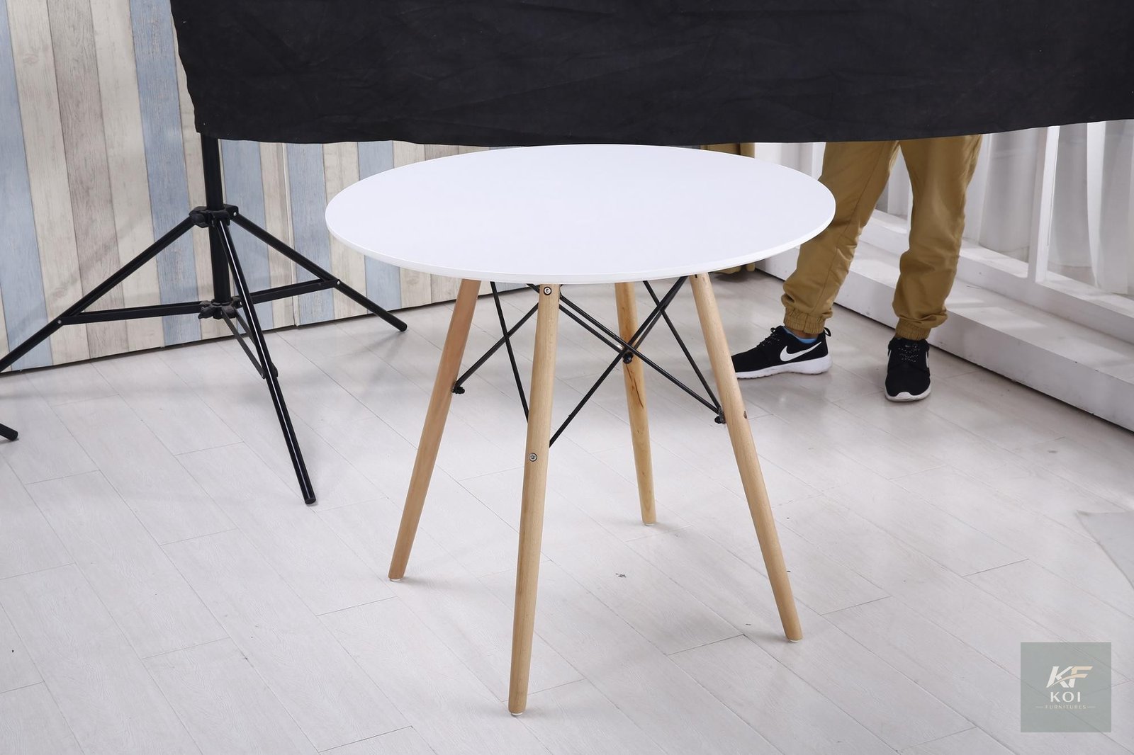 Eames Round Table, Eames round dining table Kenya, modern Eames table Nairobi, round Eames dining table, contemporary round table Kenya, minimalist round dining table, Eames-style pedestal table, mode